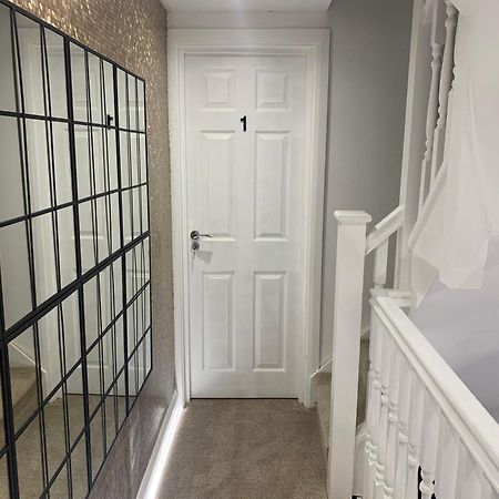 Air Conditioned Modern Double Bed Room With Private Attached Bathroom - Free Parking - Near London Heathrow Airport & Southall Broadway Exterior foto