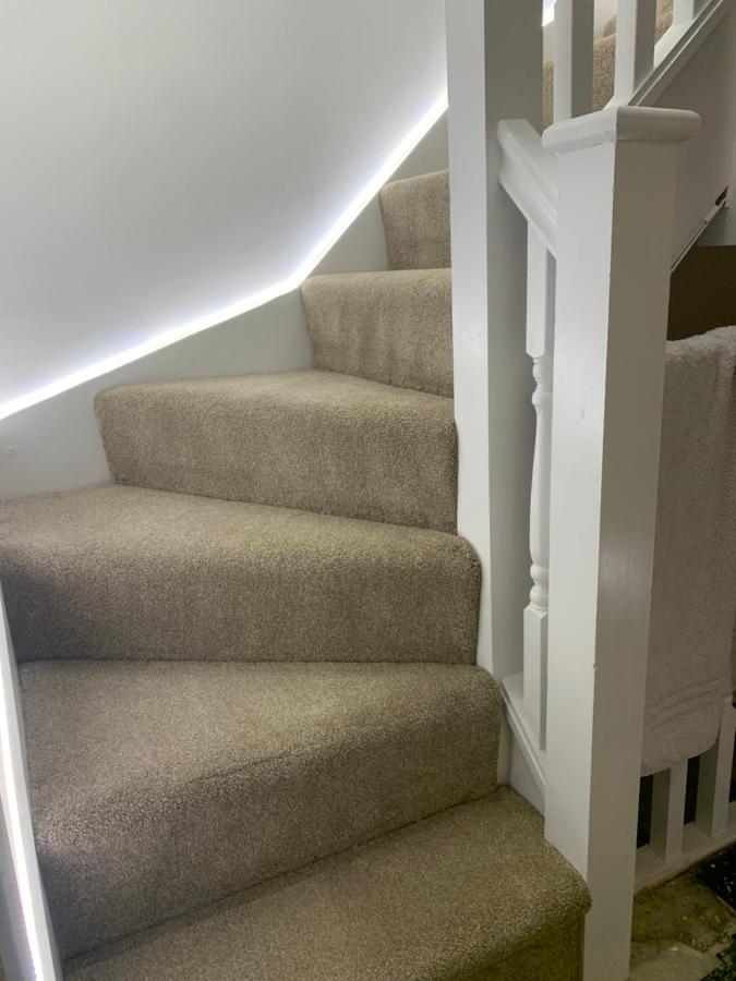 Air Conditioned Modern Double Bed Room With Private Attached Bathroom - Free Parking - Near London Heathrow Airport & Southall Broadway Exterior foto
