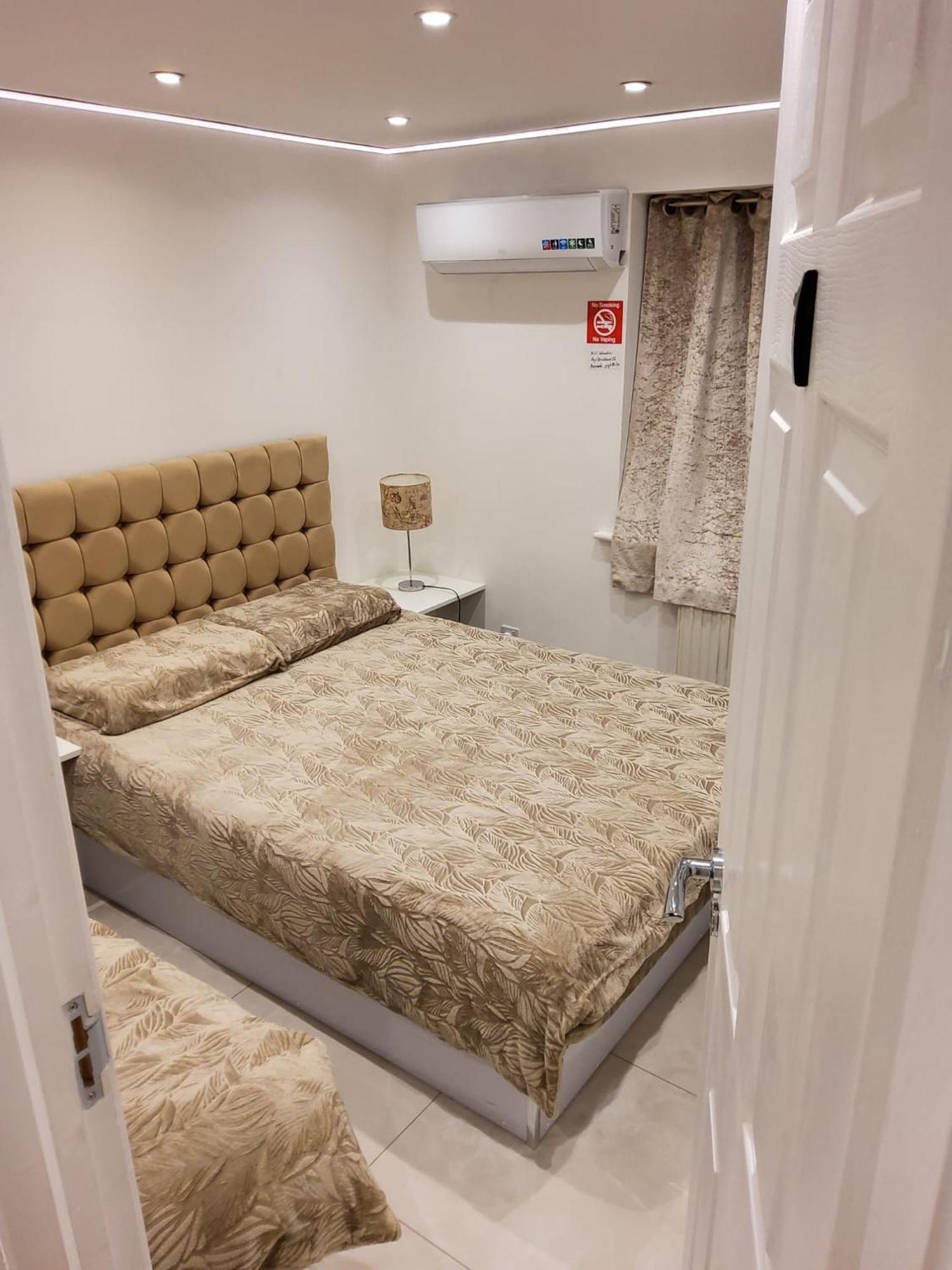 Air Conditioned Modern Double Bed Room With Private Attached Bathroom - Free Parking - Near London Heathrow Airport & Southall Broadway Exterior foto